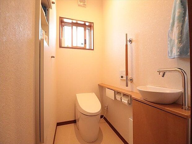 【toilet】温水洗浄便座付きトイレ。シンプルモダンなトイレにはおしゃれな手洗い付きです！