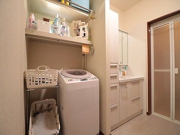 【dressing room】清潔さのあるカラーで統一された洗面所は明るく、とても綺麗です！洗濯機置き場、洗面台横にも棚や収納が設置されています。