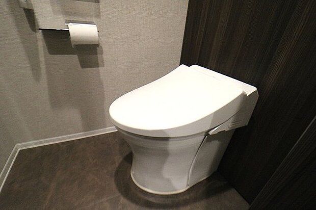 【toilet】オシャレなトイレ♪タンクレストイレでお手入れも楽にできますし、とても広々感じられます♪ペーパーホルダーも完備です。