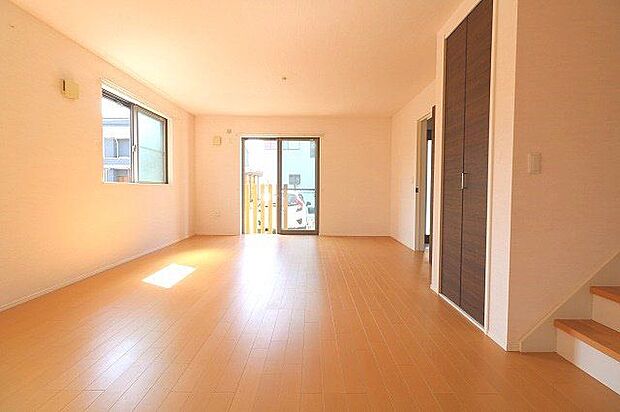 【living room】収納スペースも充分！窓も多く、広々と開放的なリビングになっています♪リビングイン階段で、ご家族とのコミュニケーションも考慮された間取り設計です！