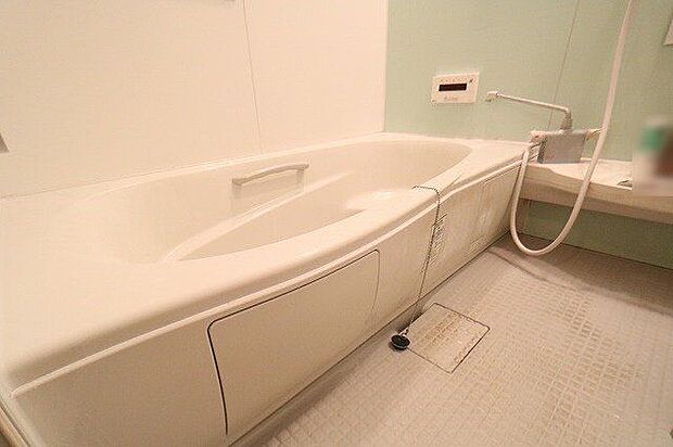 【bath room】ゆったりと足を伸ばせる浴槽で、1日の疲れを癒しませんか？手摺もついて、安全も考慮された作りです。