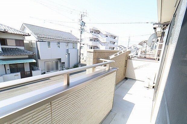 【balcony】南庭・南側道路で遮蔽物もありませんので、日当たりgood！お洗濯物も良く乾きますね^^