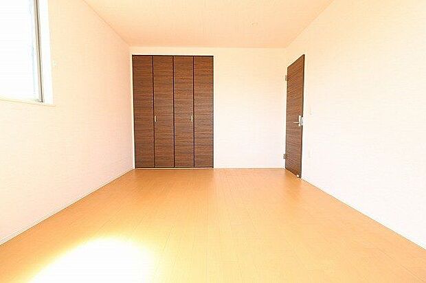 【private room】2階8.7帖のお部屋。収納スペースもあり、広々とくつろげる居室空間です♪