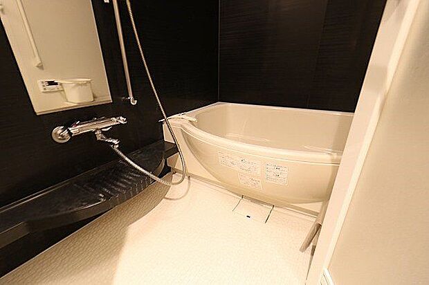 【bath room】なめらかな曲線を描いた半円形のフォルムが素敵なワイド浴槽。浴室乾燥機付で、フラットフロアでつまずきによる転倒も防ぎます。