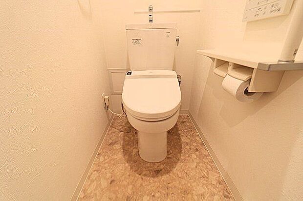 【toilet】現代の生活に欠かせない温水洗浄便座付トイレ。ペーパーホルダーも完備でトイレ収納も確保されています。
