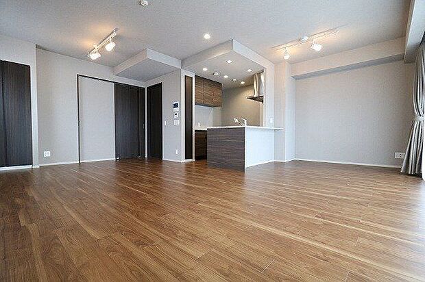 【living room】マンションでは珍しい、広々22帖超のLDK。ご家族のコミュニケーションの場として、快適な住空間を創り出しています♪