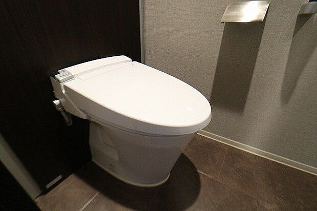 【toilet】シックなデザインのタンクレストイレ。凹凸が少なく、お手入れも楽ちんです♪銀色が輝くペーパーホルダーも完備です^^