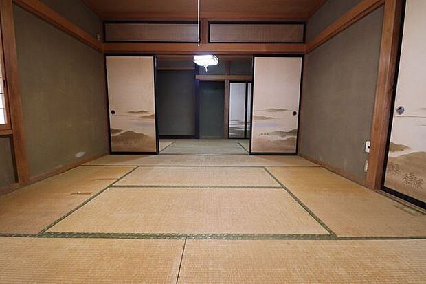 【japanese-style room】8帖・6帖間の続き間が、解放感を演出します。採光・通風に優れた装飾の欄間も設けられています。「和」が好きな人必見。