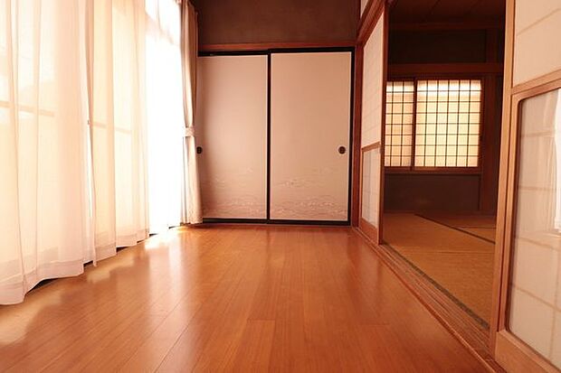【hiroen】続き間の和室の奥には、奥行きのある広縁があります。風が入り、暖かな日差しとともにくつろげるスペース。