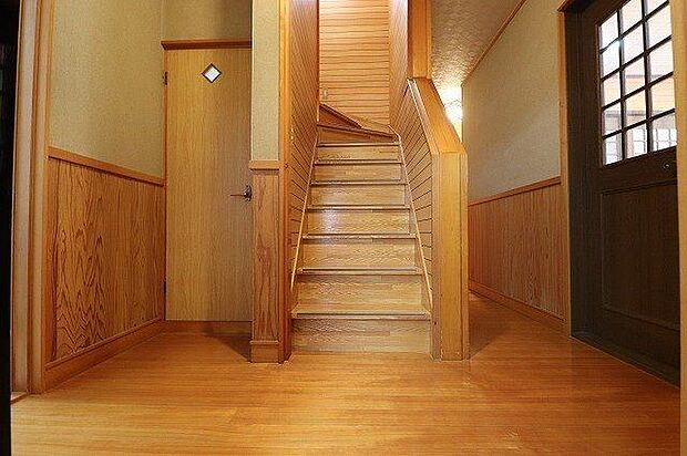 【Stairs】廊下一体に腰壁があしらわれており、随所に温かみを感じる造り。クロス張りでなく、板張りの部屋もあります。「木」に囲まれた家。