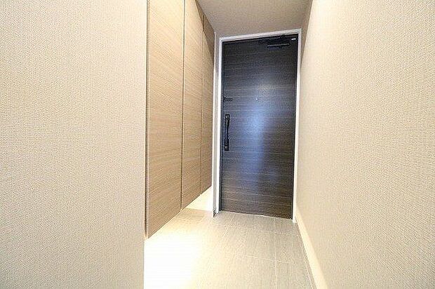 【Entrance】靴箱下のライトが優雅さを醸し出すシンプルでおしゃれな玄関。靴を多く収納できる靴箱で、玄関もすっきり♪