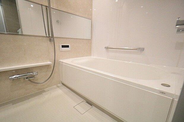 【bath room】足を伸ばせる浴槽で1日の疲れを癒しましょう♪鏡も広く、浴室乾燥機や追い焚き等、機能もバッチリ！手摺も付いて安全面も考慮された設計です。