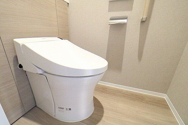 【toilet】お手入れのしやすいタンクレストイレ。ペーパーホルダーやタオルリングも完備♪手すりも付いているため、安全面でも嬉しい設備です^^