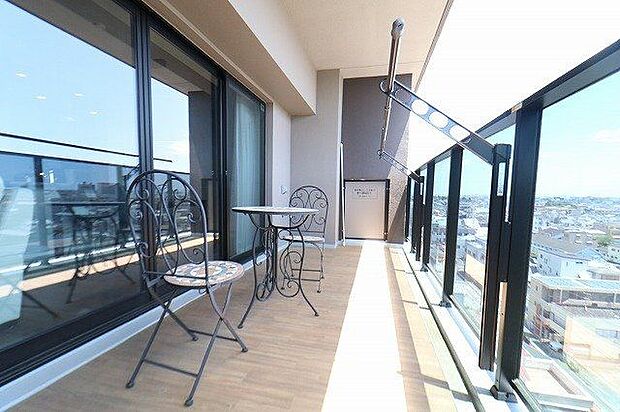 【balcony】9階で周りの視線を感じることなく、街並みを眺めることが可能なバルコニー。木目の床がお洒落で、暖かい日は、ご家族とホッと一息優雅なカフェタイムもできそうです♪