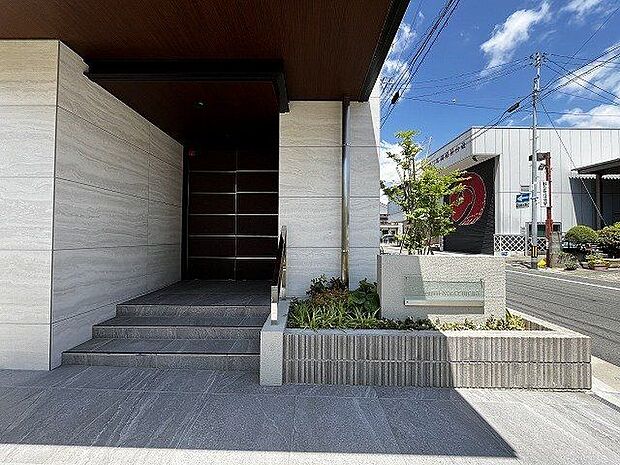 【Entrance】清潔感溢れるシンプルデザインで、静謐な雰囲気を感じさせるエントランス。