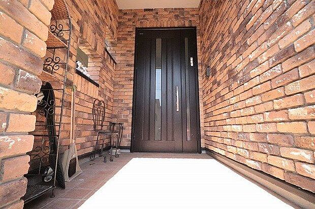 【Entrance】玄関に入ると手作り感が感じられるレンガ造りの玄関。ワイヤーラックや椅子を無造作に置くとアンティークな空間に♪