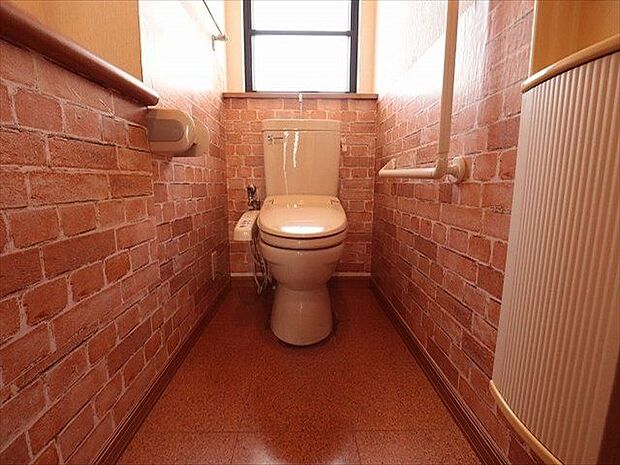 【toilet】1Fトイレ。玄関のイメージに合ったアンティーク感があるトイレです♪