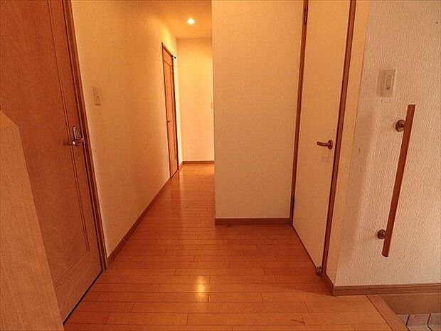 【Corridor】玄関先の廊下。トイレやお風呂場がございます。