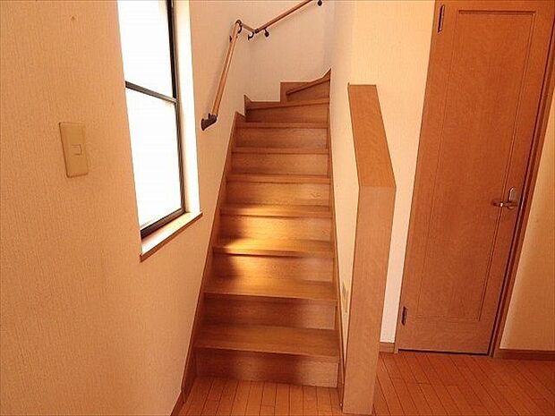【Corridor】玄関入ると正面すぐ2Fに繋がる階段がございます。