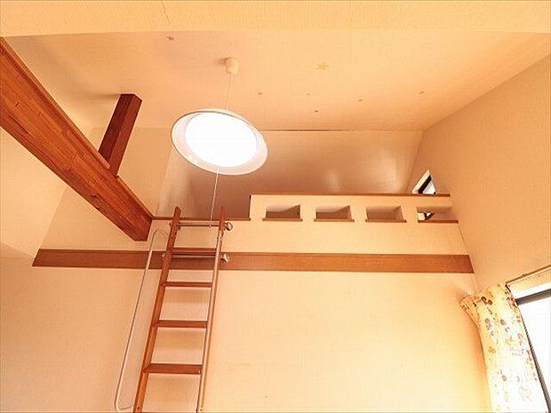 【loft】窓よりも高いロフトなので、天井にも近い！