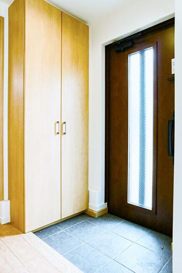 広々とした玄関は収納豊富なシューズクローゼットも完備。雑多な玄関でなくスッキリ空間としての【家の顔】にできるよう設計しました。