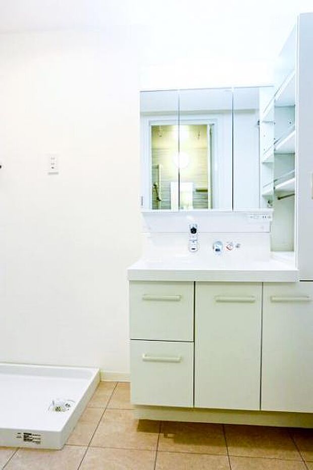 洗面室は、しっかりとしたスペースを確保。上質な温かみを持つカラーで統一されています。ワイドな洗面台は収納力もありいつでもすっきりとした洗面室に。