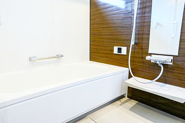 高級感を演出する内装の浴室は、心休まるくつろぎのスペースにも癒しのスペースにもなる空間です。