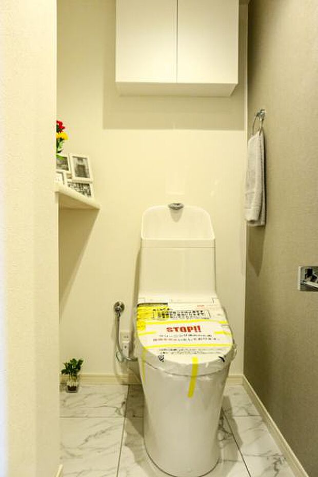 白を基調としたトイレは清潔感あるプライベート空間を演出します。 