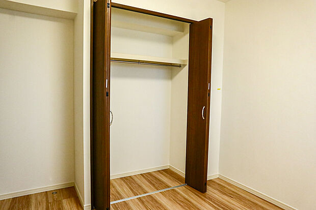 部屋に備えられたクローゼット。普段使わないものなども収納可能ですので、居室を広く使うことが出来ます。 