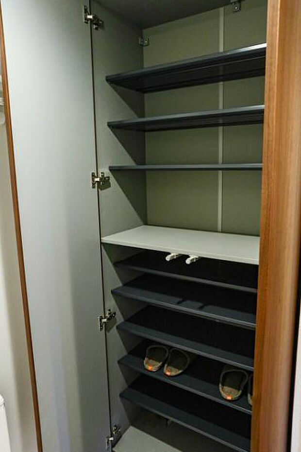 清潔感のある空間を保てるよう、収納スペースを広く設けていますので、たくさんある靴もすべて収納して頂け、玄関をスッキリ綺麗な空間に纏めます。 