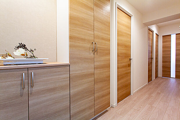 高いデザイン性を持つ玄関は、安らぎに満ちた生活空間を予感させてくれます。