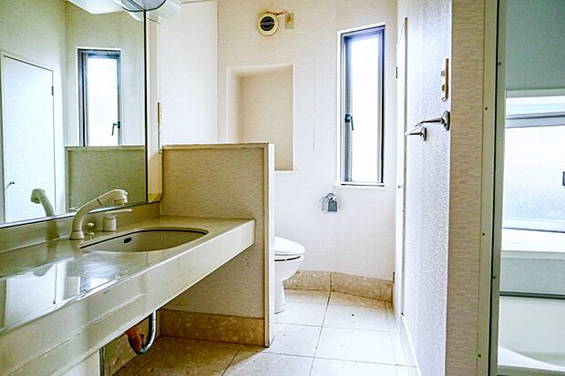 清潔感のあるワイドな洗面台は収納力もあり、いつでもすっきりとした洗面室に。