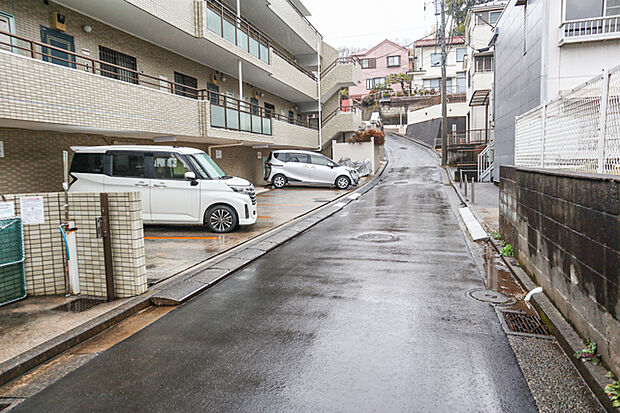 敷地内に設けられた駐車スペース。