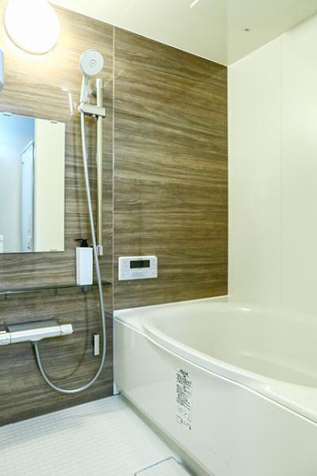 高級感を演出する内装の浴室は、心休まるくつろぎのスペースにも癒しのスペースにもなる空間です。 