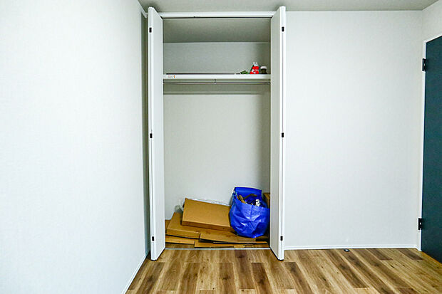 部屋に備えられたクローゼット。普段使わないものなども収納可能ですので、居室を広く使うことが出来ます。 