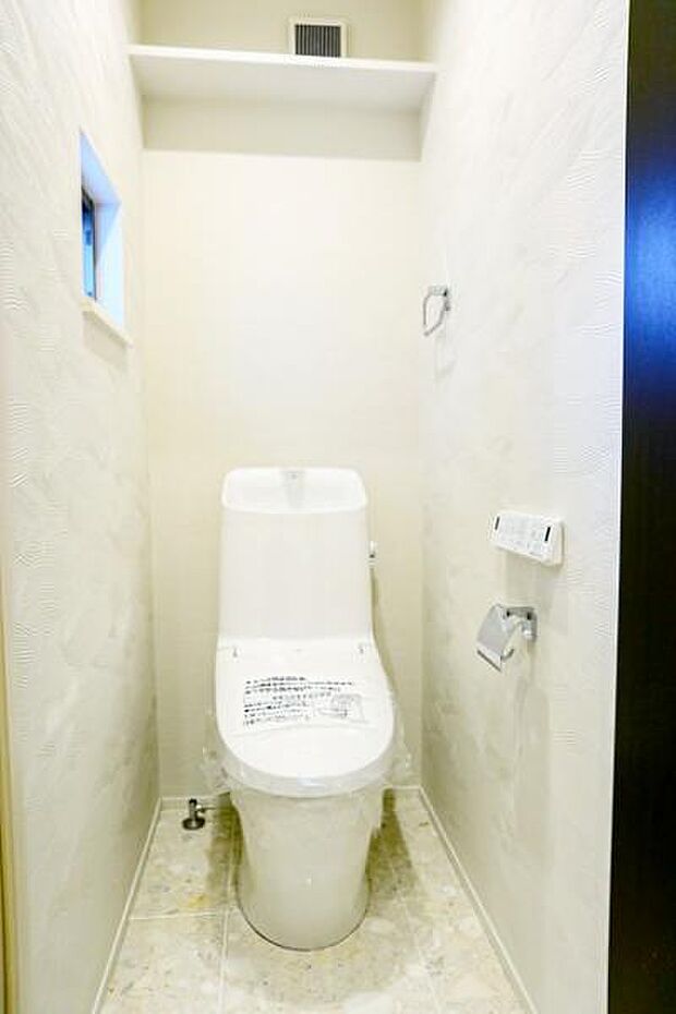 白を基調としたトイレは清潔感あるプライベート空間を演出します。
