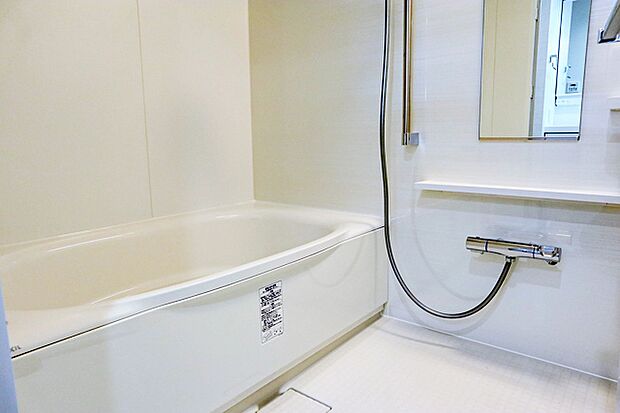 高級感を演出する内装の浴室は、心休まるくつろぎのスペースにも癒しのスペースにもなる空間です。