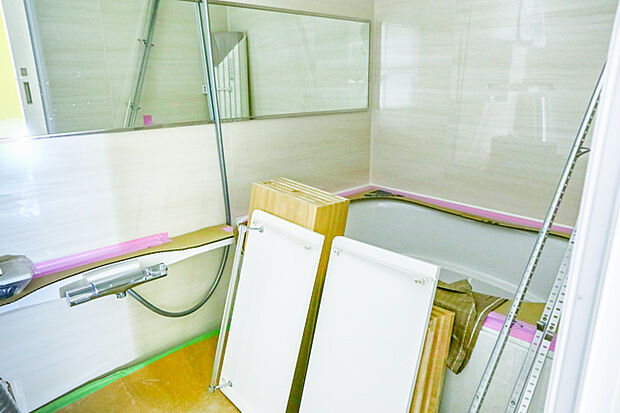 大きな鏡を備え、高級感を演出する内装の浴室は、心休まるくつろぎのスペースにも癒しのスペースにもなる空間です。
