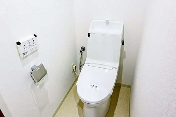 シャワートイレ　シャワートイレを標準装備。操作パネルで、洗浄機能や温度設定などもラクラク設定できます。