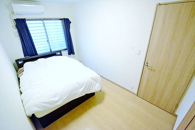 大型のベッドも配置可能な主寝室です。広い空間で睡眠がとれるため、日々の疲れも癒されます。