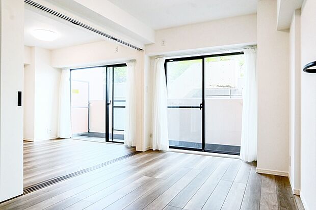 リビングから続き間の居室は窓からたっぷりと陽光が注がれる、明るく快適なプライベート空間となっております。