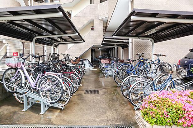 駐輪場スペースは屋根付きのため雨の日も安心です。