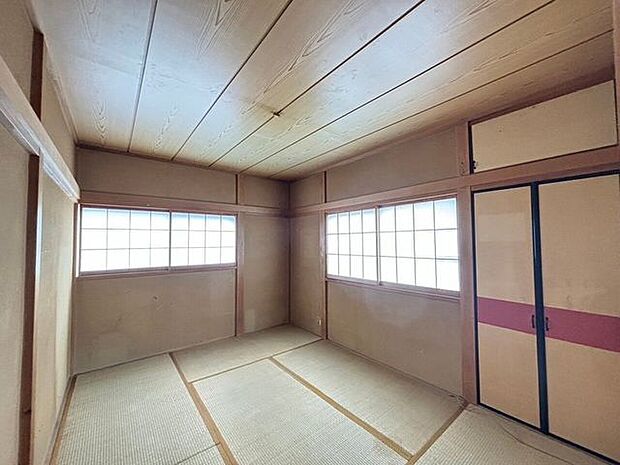 【和室】伝統的な日本情緒のある、温かみと落ち着きが感じられる和室です。来客時や一息つきたいときなどに利用できる用途多様な空間です。