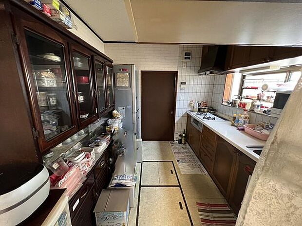 【キッチン】広さのあるシンクが付いたキッチンです！横幅がありますので、食器洗いが捗ります♪窓があるため、明るいキッチンです。