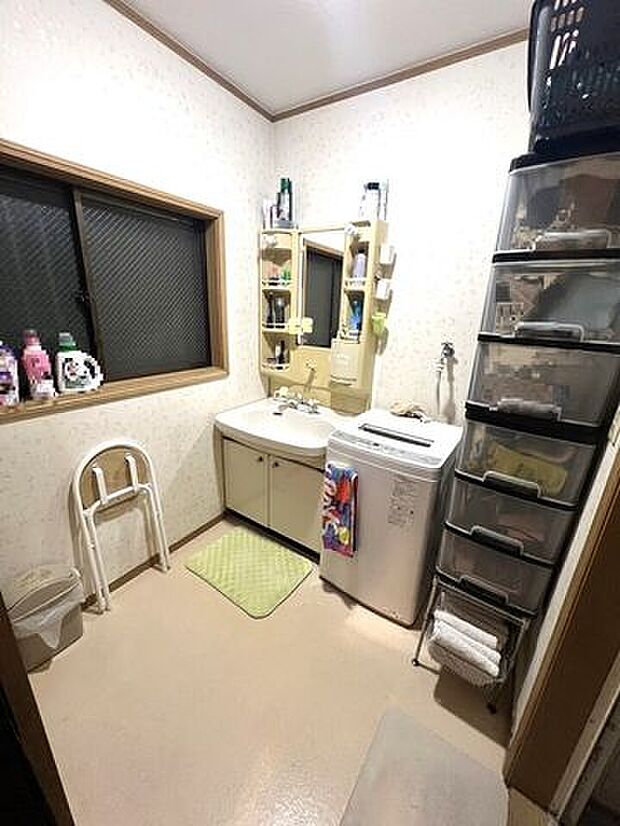 【洗面室】脱衣スペースを含む空間はゆとりの広さを設け、また洗面化粧台にも収納スペースを設ける事により、散らかりやすい洗面スペースをスッキリ保てます。