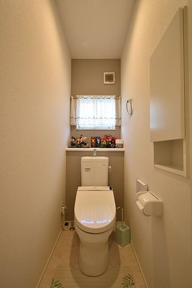 【トイレ】トイレは1階2階各階に付いております。トイレの中には、うれしい収納棚もございます♪