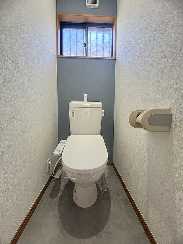 換気窓が配置されたトイレになります。