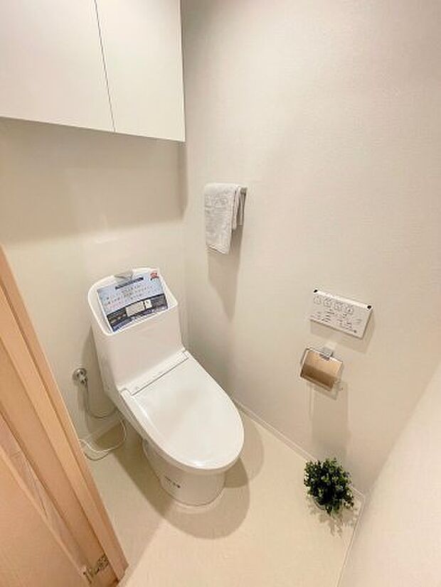 新規交換済みのトイレは温水洗浄機能付きです。