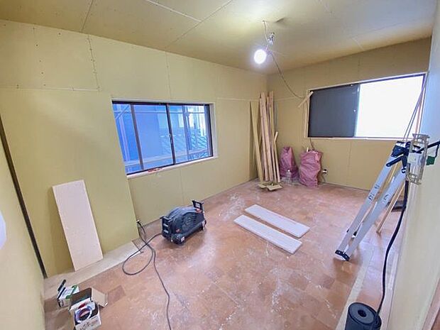 【リフォーム中】既存洋室はLDKの一部に作り変えます。床フローリング張、天井壁クロス張替え、照明交換、建具交換を行います。20帖以上の広いLＤＫとなります！
