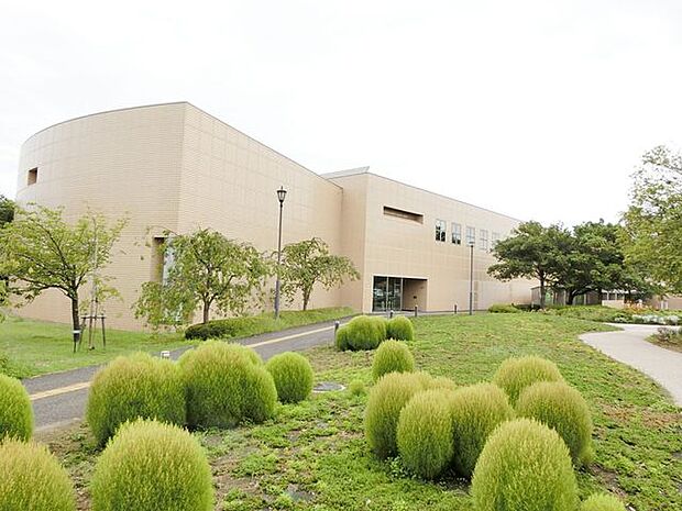 新潟県立図書館 820m